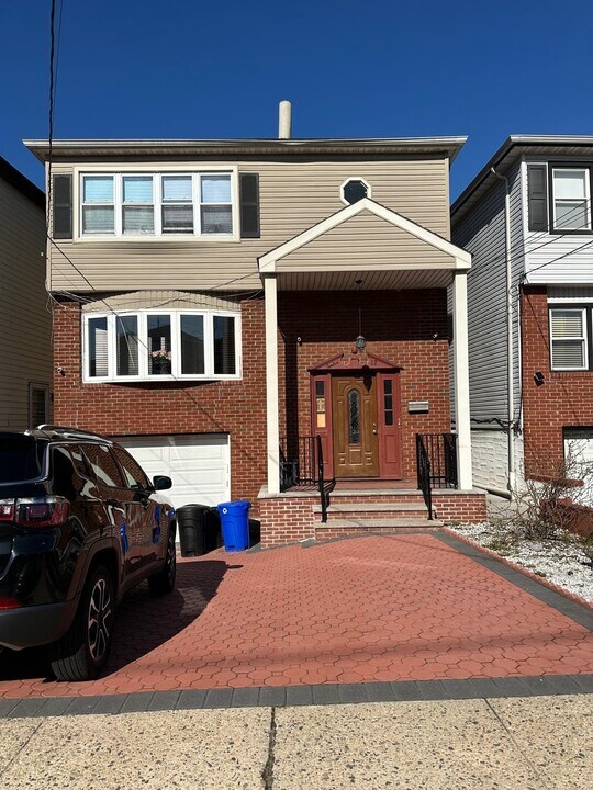 12 Colonial Dr in Bayonne, NJ - Foto de edificio