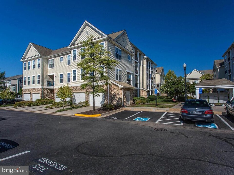 13397 Connor Dr in Centreville, VA - Foto de edificio