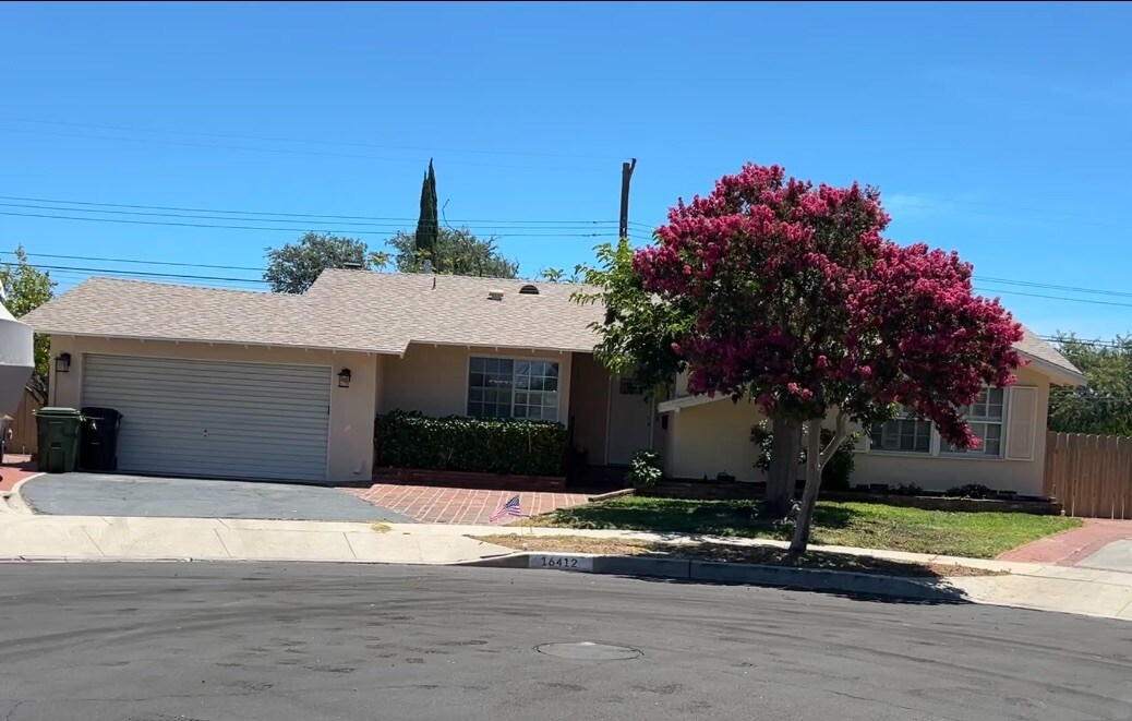 16412 San Jose St in Los Angeles, CA - Foto de edificio