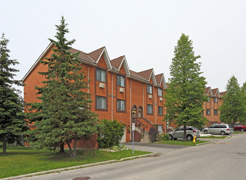 Orchard Valley Court in Pickering, ON - Building Photo