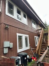 81 Phillips Ln, Unit B - Upper in Ketchikan, AK - Foto de edificio - Building Photo