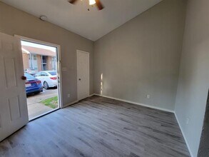 327 SW 3rd St in Grand Prairie, TX - Building Photo - Building Photo