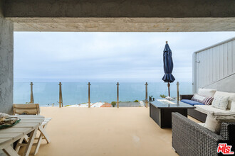 18203 Coastline Dr in Malibu, CA - Foto de edificio - Building Photo