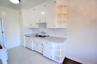 10924 Camarillo St, Unit 06 in Los Angeles, CA - Foto de edificio - Building Photo