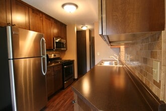 Cedars of Edina Apartments in Edina, MN - Foto de edificio - Building Photo