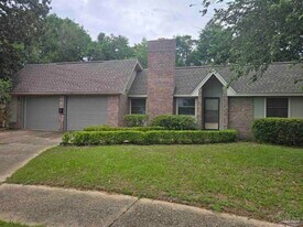 5749 Langley Cir in Pensacola, FL - Building Photo