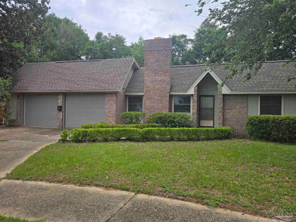 5749 Langley Cir in Pensacola, FL - Building Photo