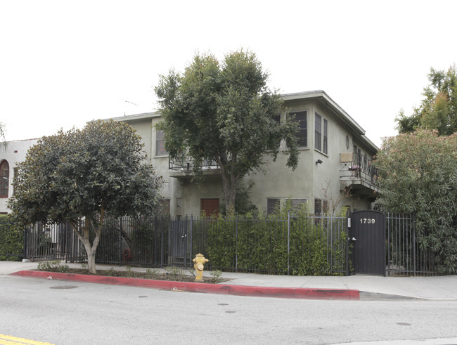 1729-1739 N Bronson Ave in Los Angeles, CA - Foto de edificio - Building Photo