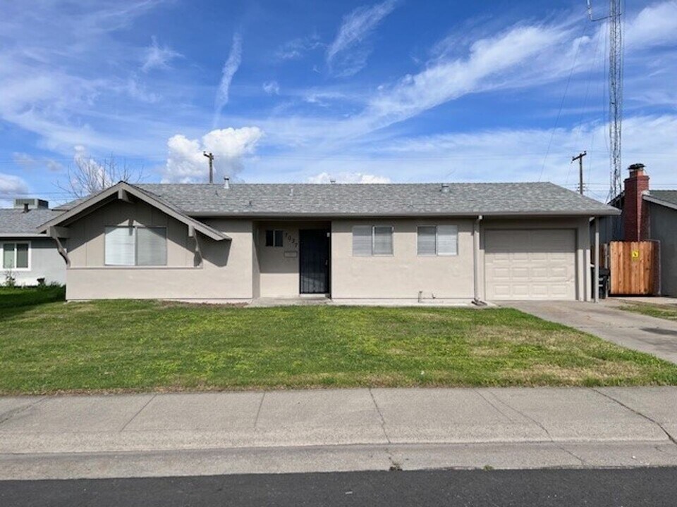 7037 Carthy Way in Sacramento, CA - Building Photo