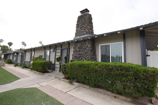 2120 E Almont Ave in Anaheim, CA - Building Photo - Building Photo