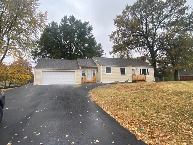 1325 NE Englewood Rd in Kansas City, MO - Building Photo - Building Photo