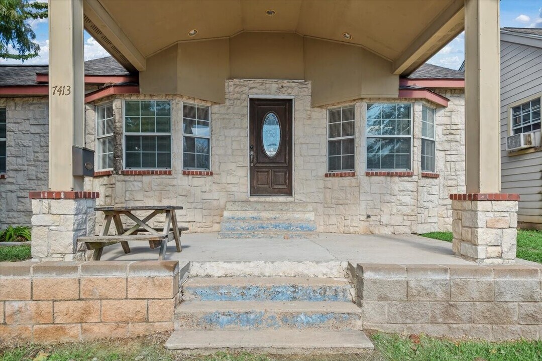7413 Dallas St in Houston, TX - Building Photo