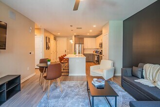 777 E Stella Ln in Phoenix, AZ - Foto de edificio - Building Photo