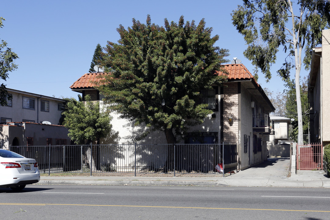 14743 Victory Blvd in Van Nuys, CA - Building Photo