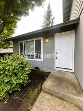 1102 SW Cherry Park Rd in Troutdale, OR - Building Photo - Building Photo