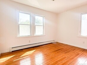122 Combs Ave in Woodmere, NY - Building Photo - Building Photo