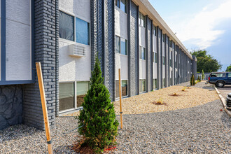 Tiburon Apartments in Colorado Springs, CO - Foto de edificio - Building Photo