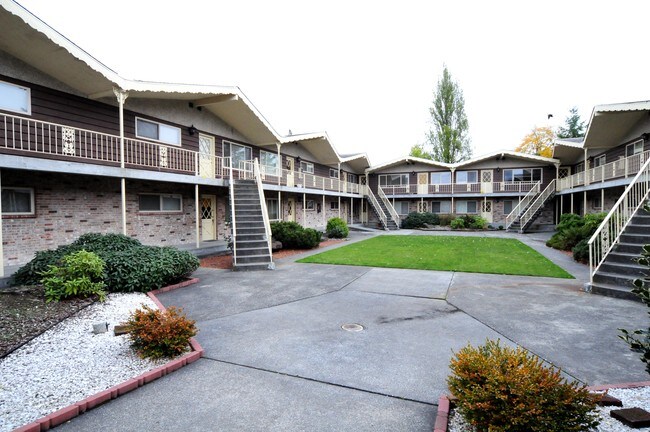 Highlander Apartments in Shoreline, WA - Building Photo - Building Photo