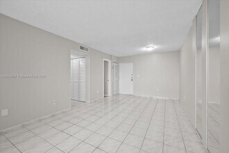 9440 W Flagler St in Miami, FL - Building Photo - Building Photo