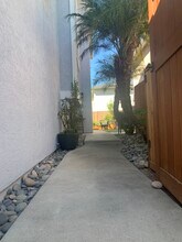 2406 Maravilla Way in Oceanside, CA - Foto de edificio - Building Photo