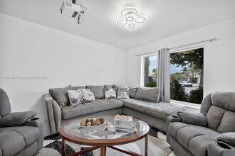 16306 SW 100th Terrace in Miami, FL - Building Photo - Building Photo