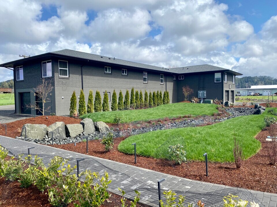 575 Greenwood Ave in Reedsport, OR - Building Photo