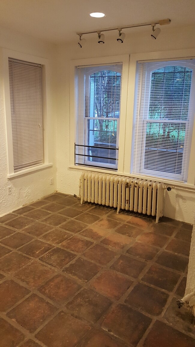 1006 S Carolina Ave SE, Unit English Basement