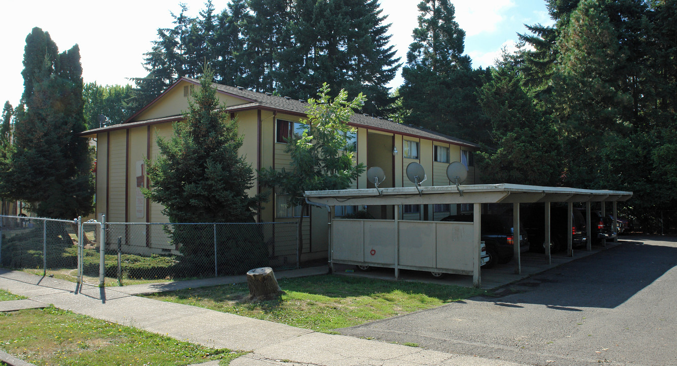 Castle Pines in Salem, OR - Building Photo