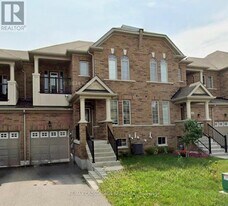 205 Laker Ct in Newmarket, ON - Building Photo