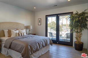 300 N Plymouth Blvd in Los Angeles, CA - Building Photo