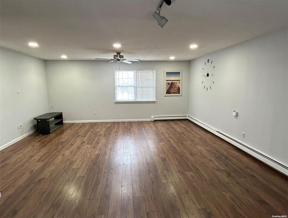 644 Old Country Rd-Unit -644 in Plainview, NY - Foto de edificio