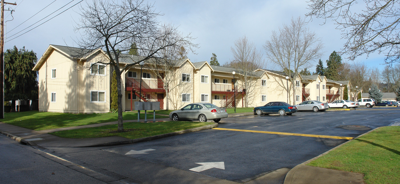 Princeton Court in Roseburg, OR - Building Photo