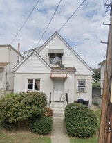 13511 62nd Rd, Unit 2nd floor in Flushing, NY - Building Photo