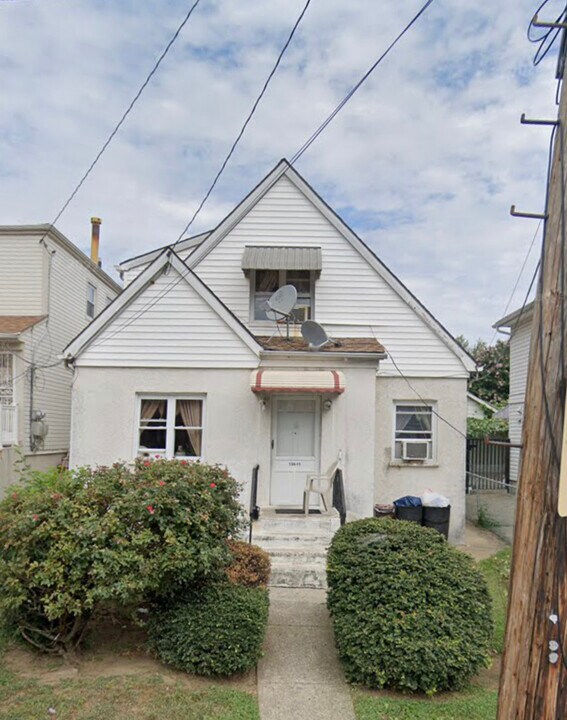 13511 62nd Rd, Unit 2nd floor in Flushing, NY - Building Photo