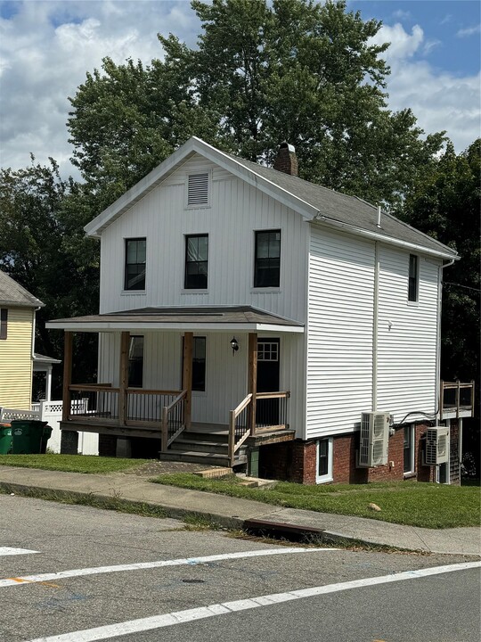 27 Davis St in Beacon, NY - Building Photo