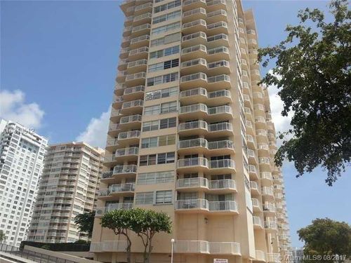 18041 Biscayne Blvd in Aventura, FL - Building Photo - Building Photo