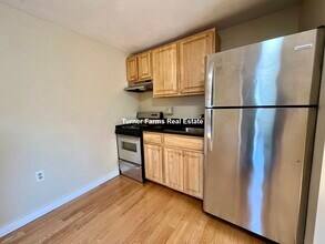 385 Dorchester St, Unit B2 in Boston, MA - Building Photo - Building Photo