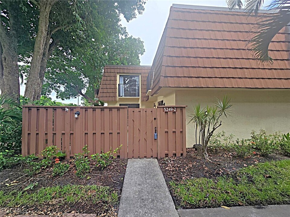 5249 Cedarbend Dr in Ft. Myers, FL - Building Photo