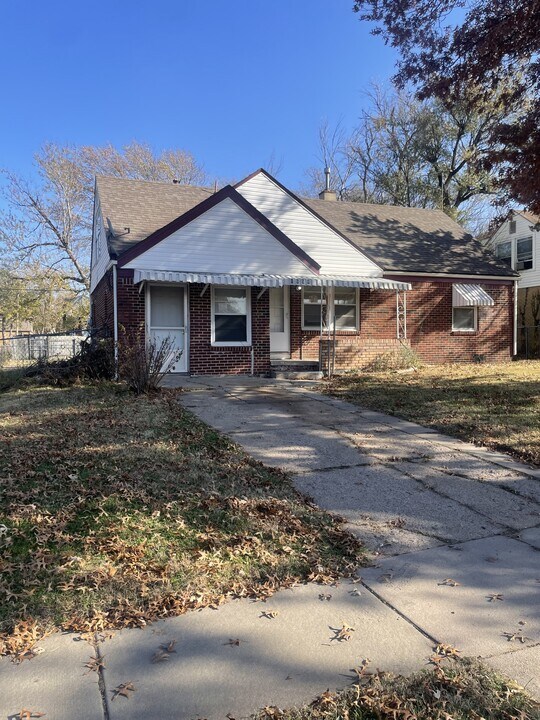 1658 N Bluff St in Wichita, KS - Building Photo