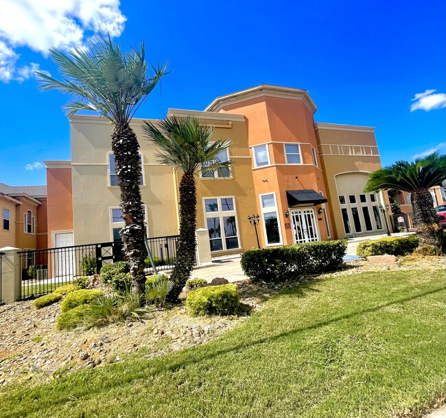 Redwood Apartments in McAllen, TX - Foto de edificio - Building Photo