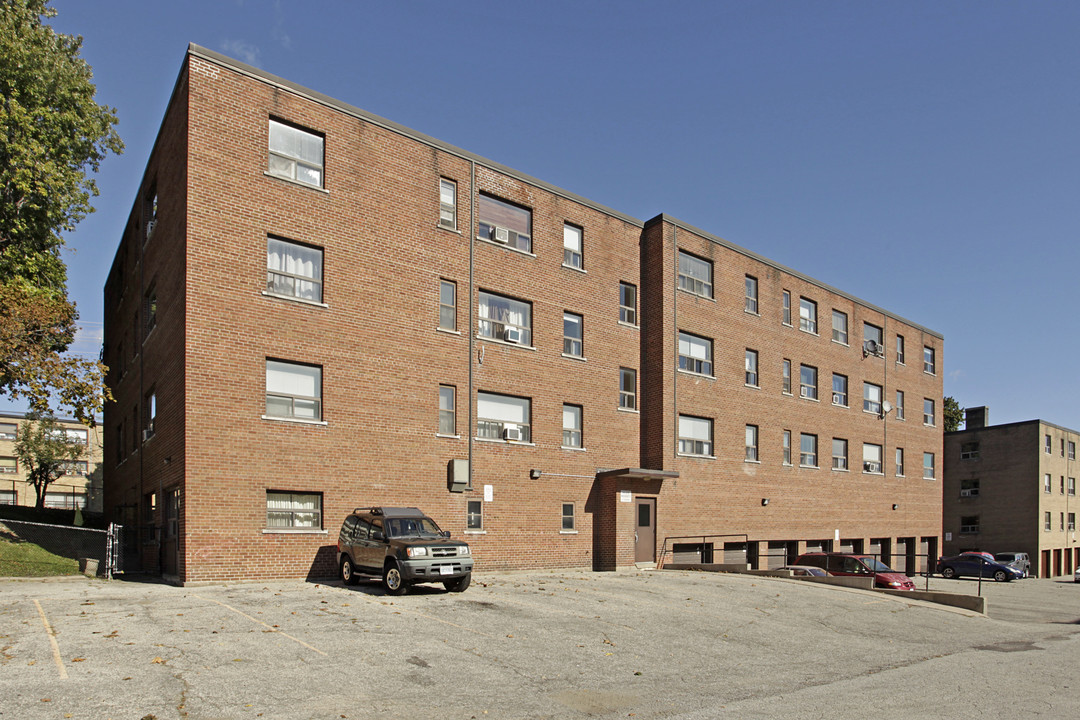 Avalon Court in Toronto, ON - Building Photo