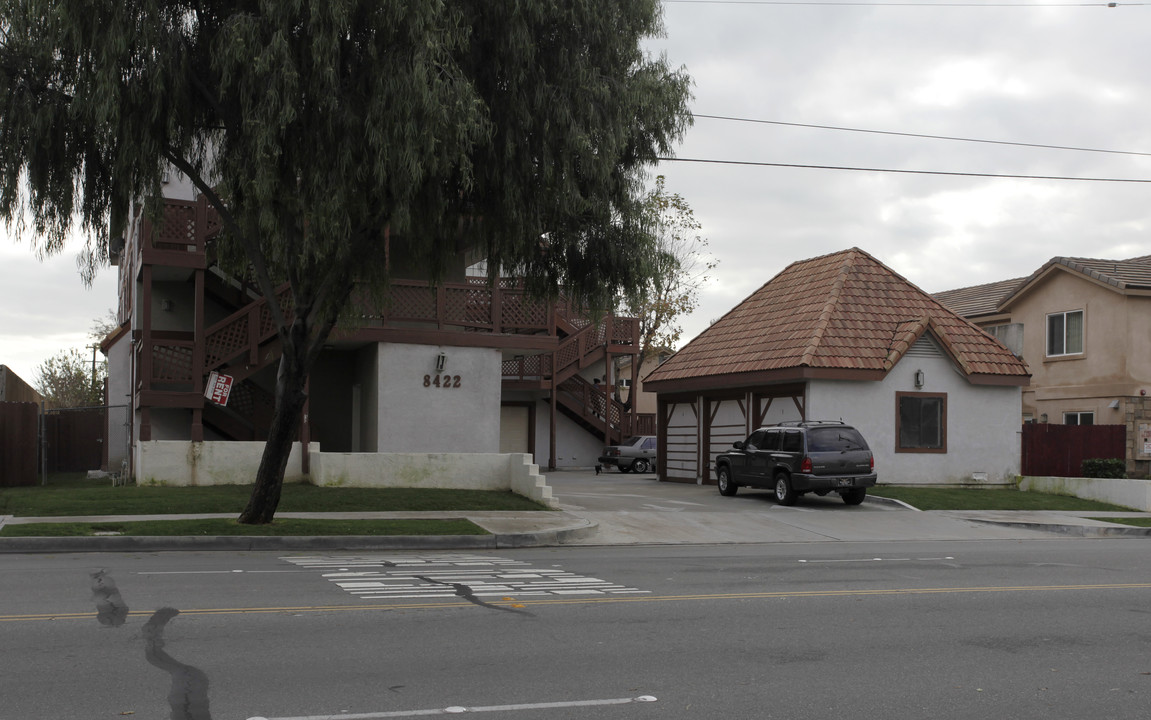 8422 Whitaker St in Buena Park, CA - Foto de edificio