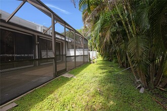 10107 NW 52nd Ter in Doral, FL - Foto de edificio - Building Photo