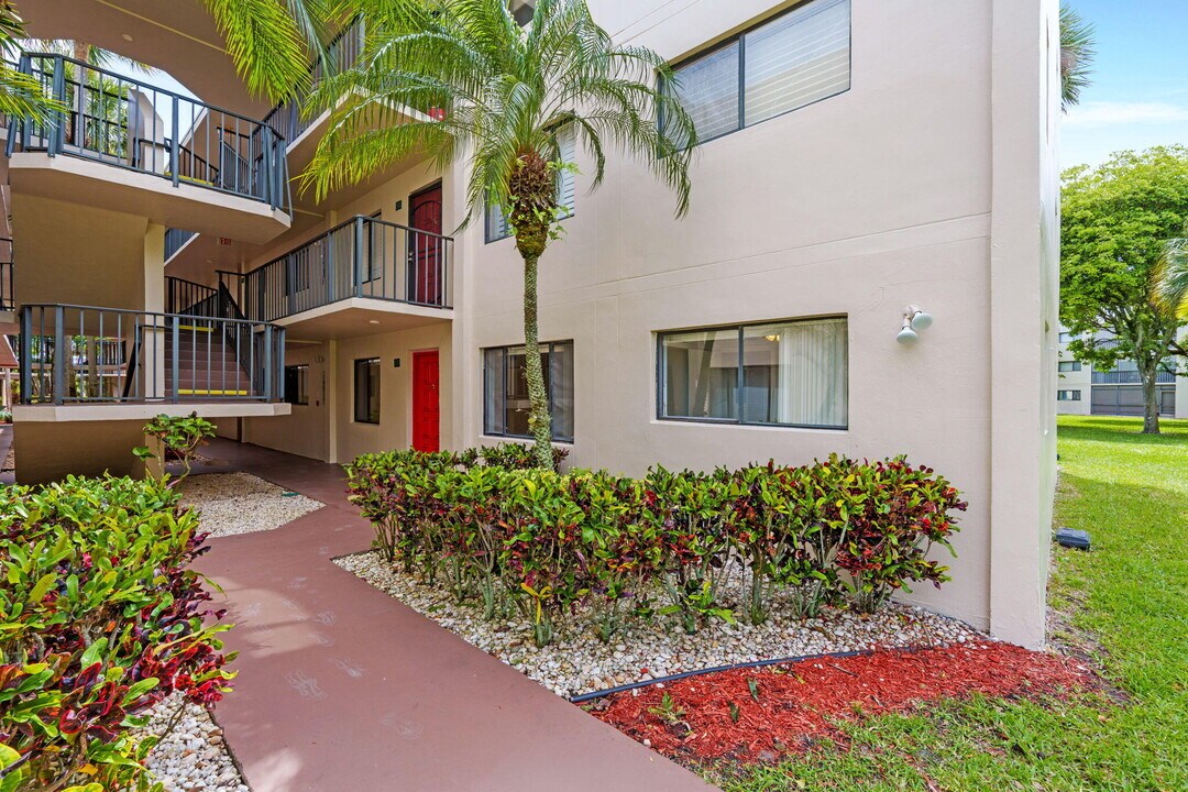 5310 Las Verdes Cir in Delray Beach, FL - Building Photo