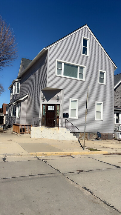 700 E Meinecke Ave in Milwaukee, WI - Building Photo