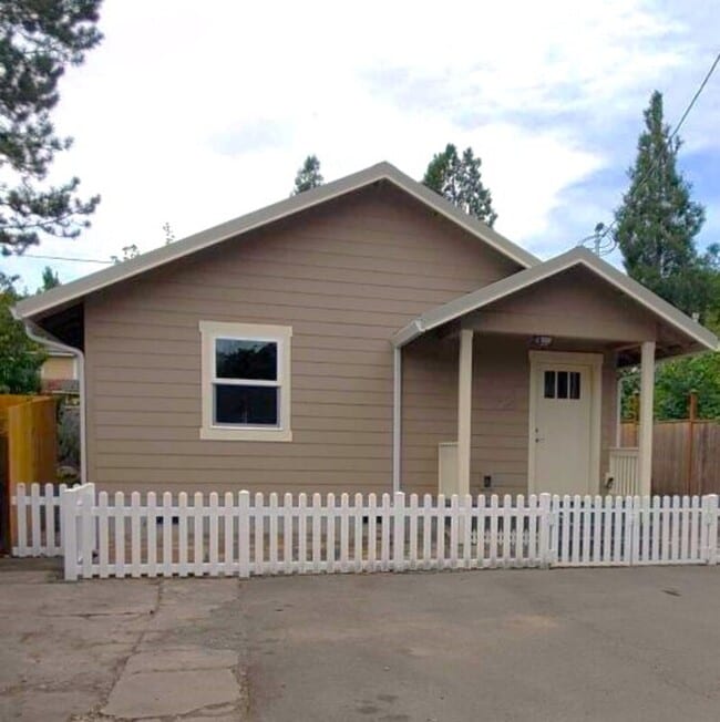 261 6th St in Ashland, OR - Building Photo - Building Photo