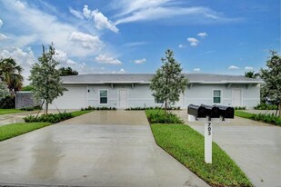 703 Dawn Pl in Lantana, FL - Building Photo