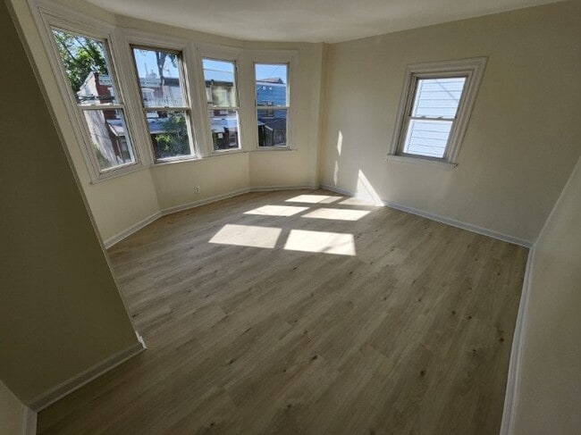 348 W Queen Ln in Philadelphia, PA - Building Photo - Building Photo