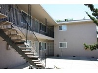 1550 Valley View Rd in Hollister, CA - Foto de edificio - Building Photo