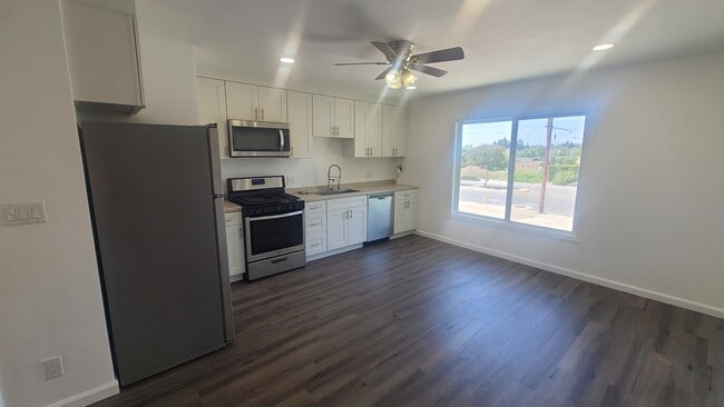 3704 E Bond Ave in Orange, CA - Foto de edificio - Building Photo